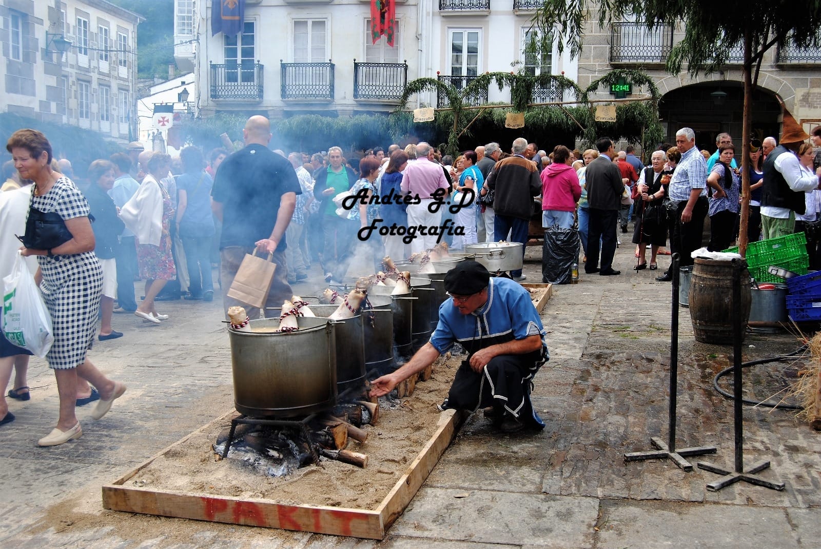 Especial Mercado Medieval. Asando o xamón