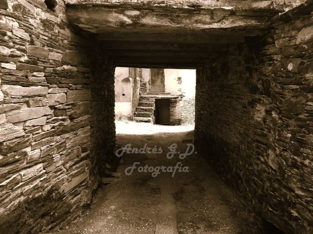 Paso entre paredes en San&nbsp;Vicente