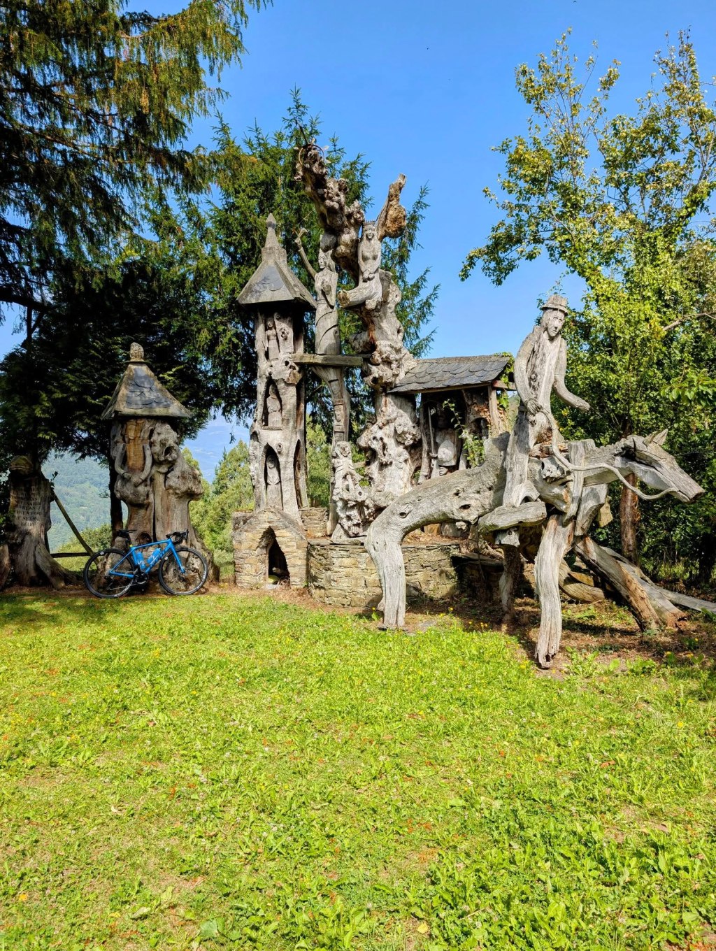 Esculturas en madeira en&nbsp;Sanxés